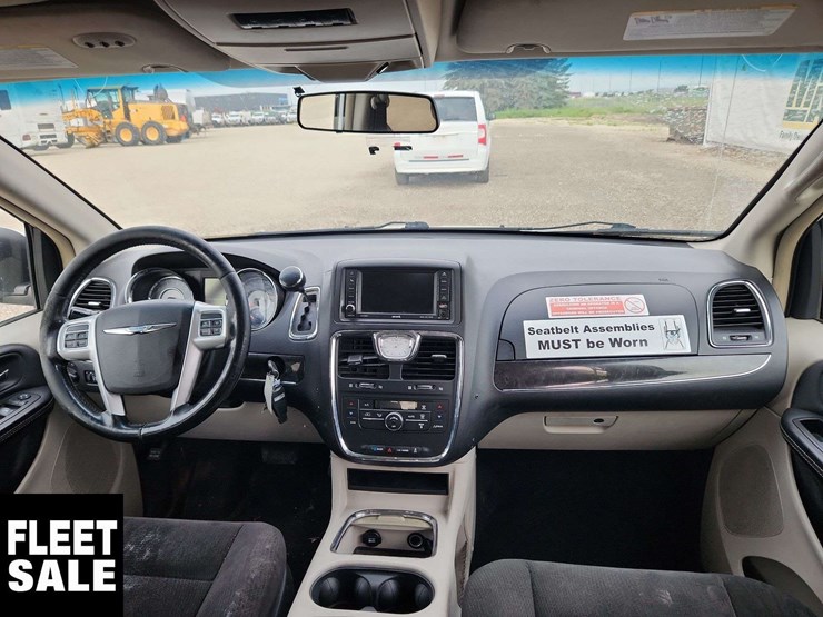 2015-chrysler-town-&-country-image-22