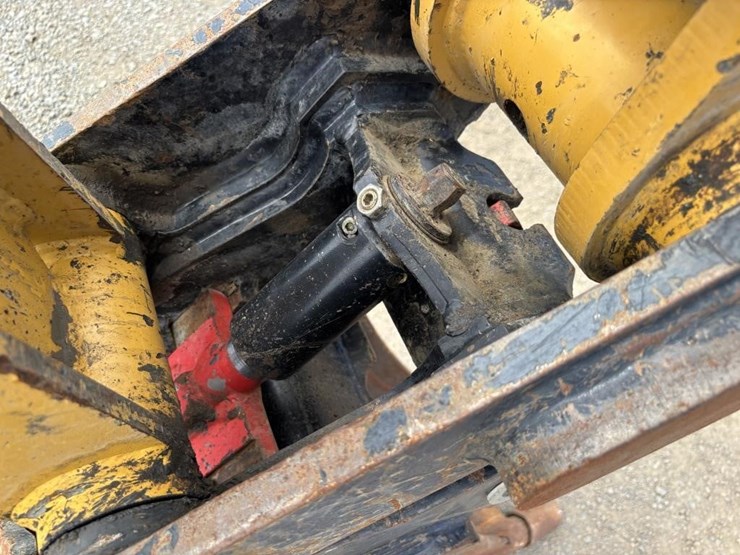 2022-caterpillar-430-image-17