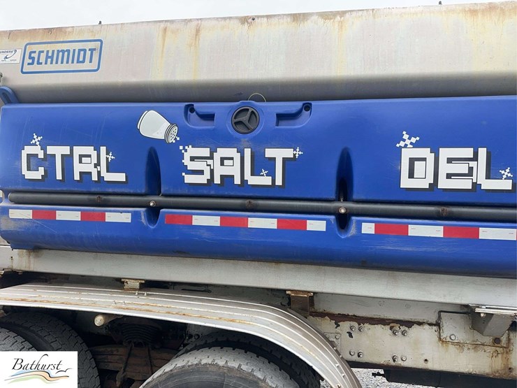 2010-freightliner-m2-106-image-17