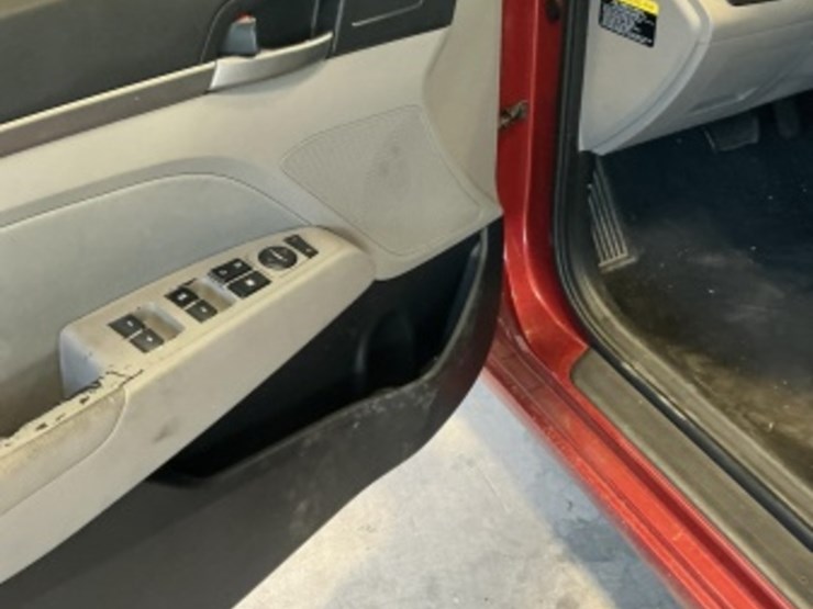 2017-hyundai-elantra-sdn-image-23