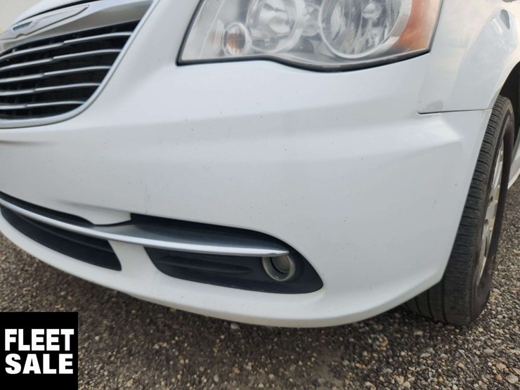 2015-chrysler-town-&-country-image-52