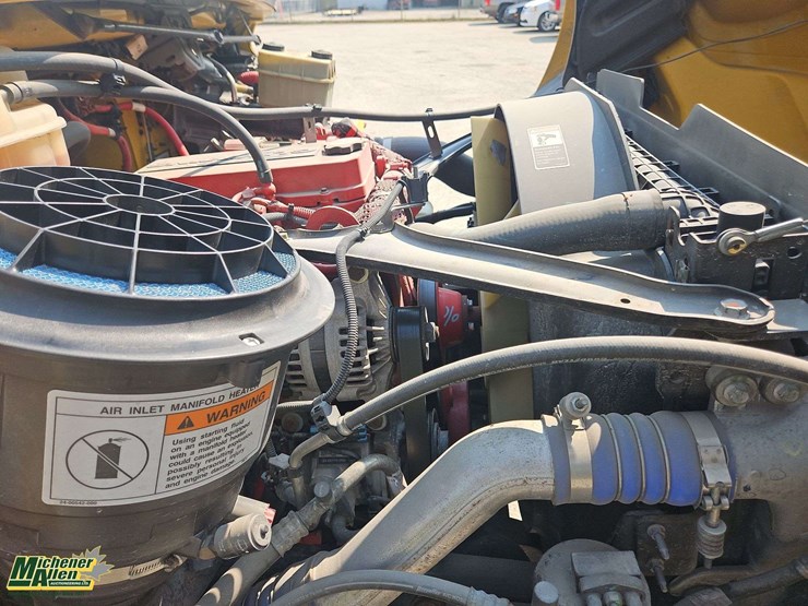 2015-freightliner-m2-106-image-25