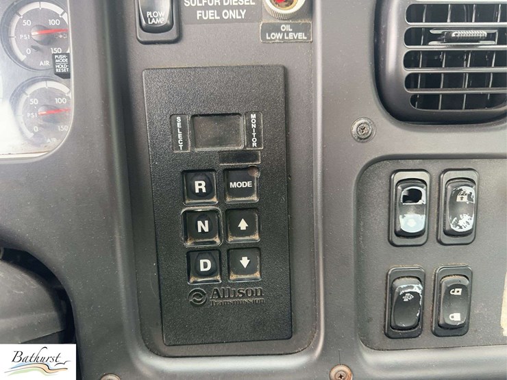 2010-freightliner-m2-106-image-29