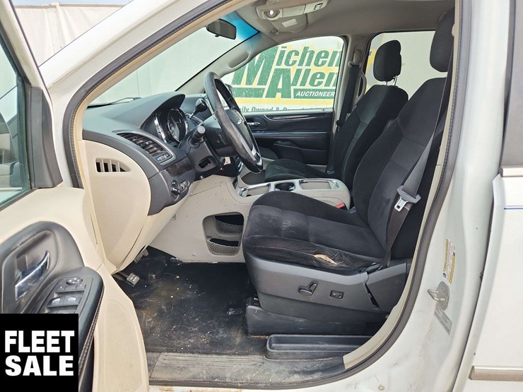 2015-chrysler-town-&-country-image-13