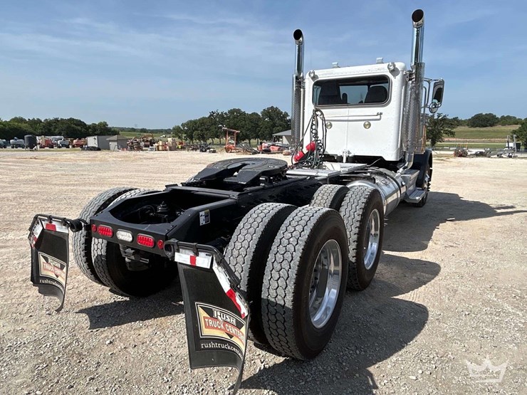 2020-peterbilt-389-image-4