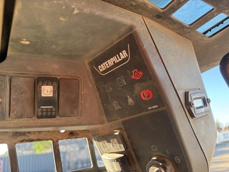 2014-caterpillar-226b3-image-28