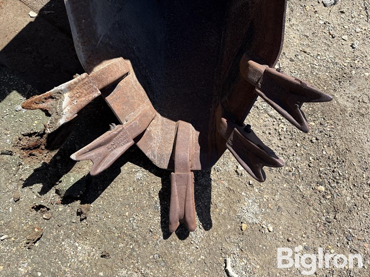 central-fabricators-430e-backhoe-frost-bucket-image-13