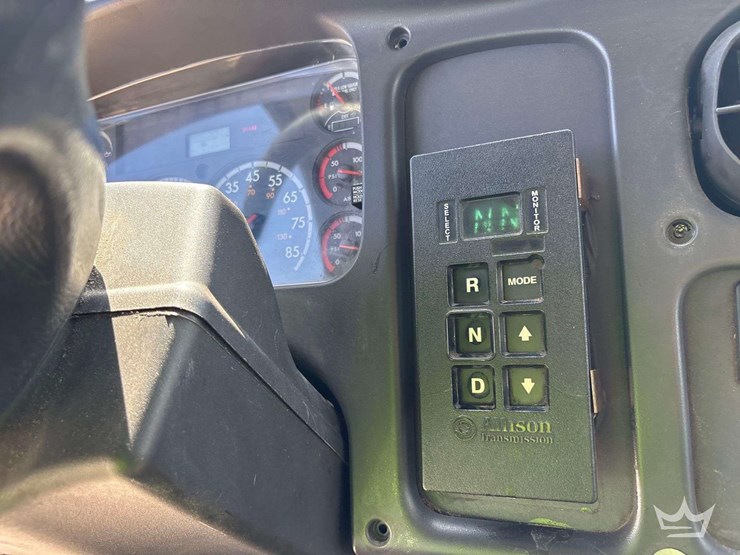 2014-freightliner-m2-106-image-10