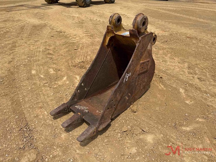 cat-18"-tooth-bucket-excavator-attachment-image-4