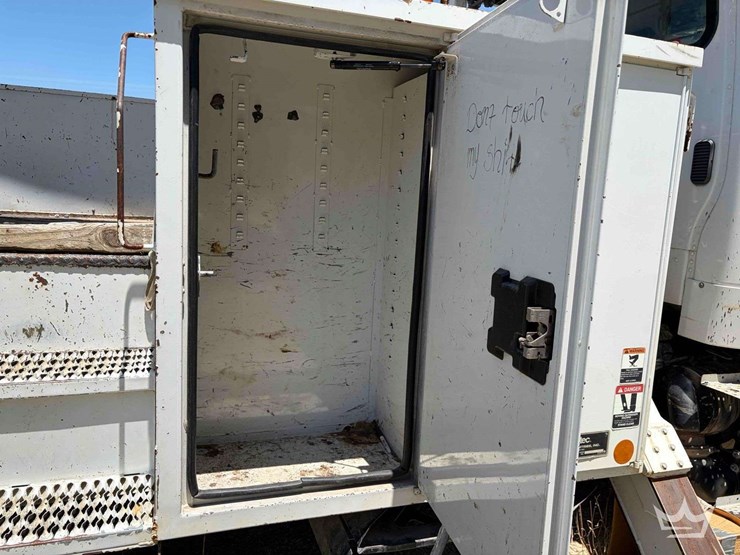 2017-freightliner-m2-106-image-18
