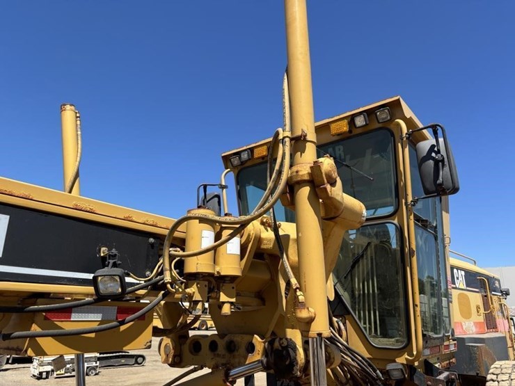 2005-caterpillar-143h-image-12