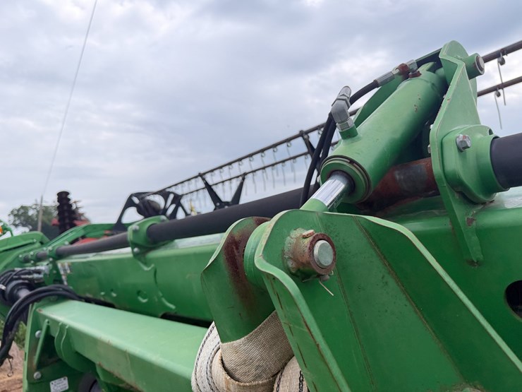 2015-john-deere-630d-image-16