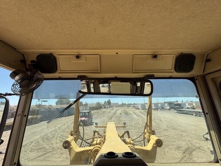 2005-caterpillar-143h-image-45