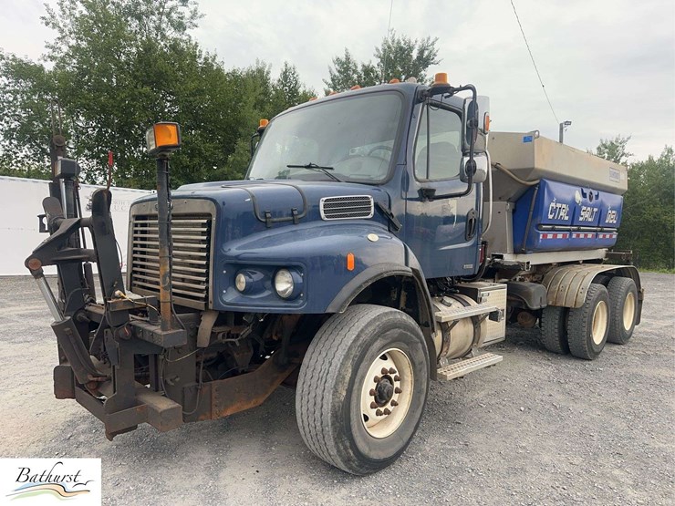 2010-freightliner-m2-106-image-1