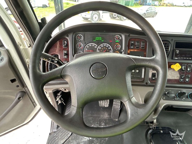 2020-freightliner-m2-106-image-25