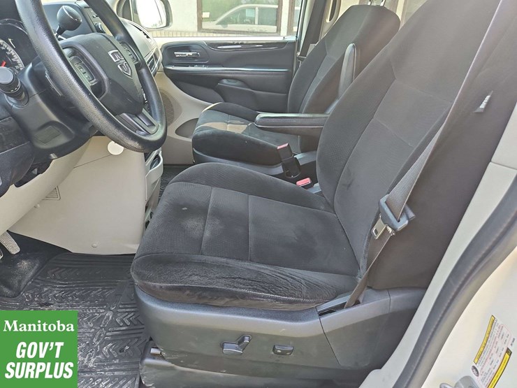 2013-dodge-grand-caravan-sxt-image-14