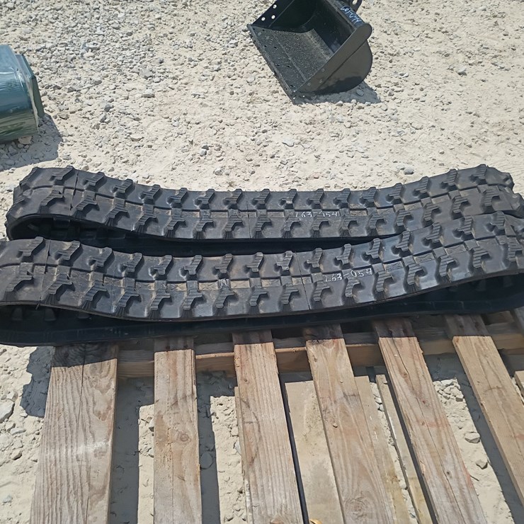 #L63-054 • Mini Rubber Tracks