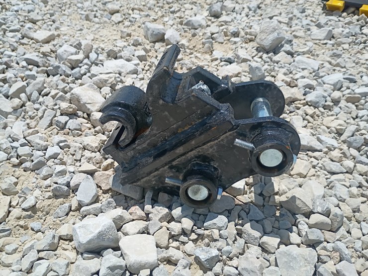 #l63-039-•-quick-coupler-mini-excavator-attachment-image-2