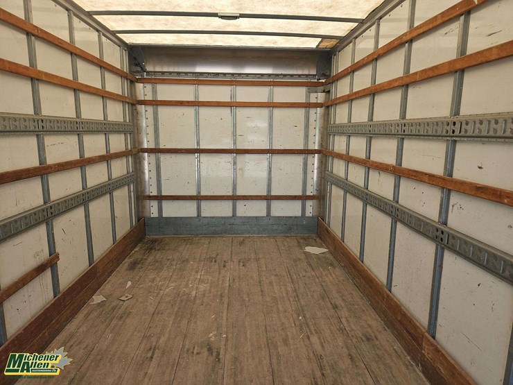 2015-freightliner-m2-106-image-39