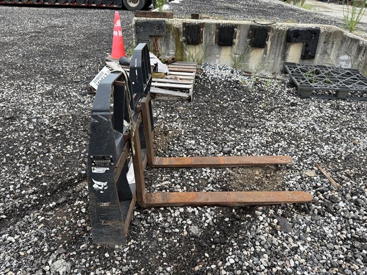 bobcat-42”-skid-steer-pallet-forks-image-4