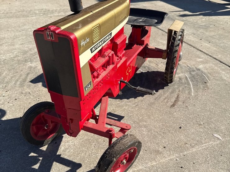#54-•-international-farmall-826-demonstrator-pedal-tractor-image-3