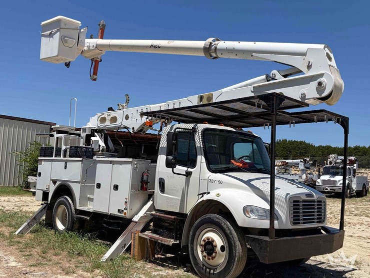 2017-freightliner-m2-106-image-4