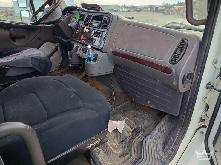 2014-freightliner-m2-106-image-45