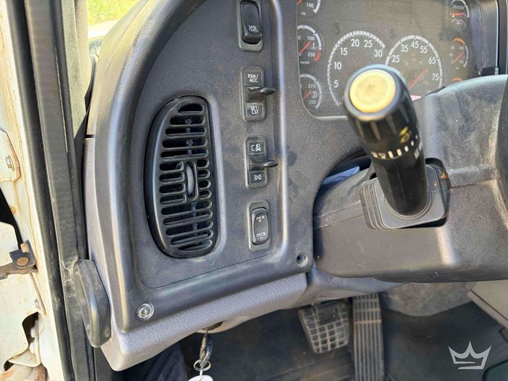 2018-freightliner-m2-106-image-12
