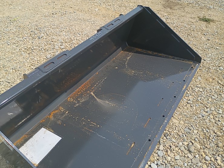 #l73-065-•-wolverine-72"-bucket-skid-steer-attachment-image-7