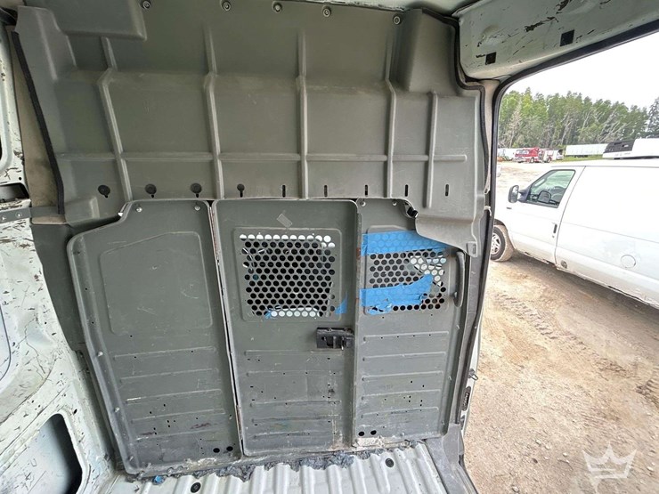 2017-nissan-nv2500hd-image-13