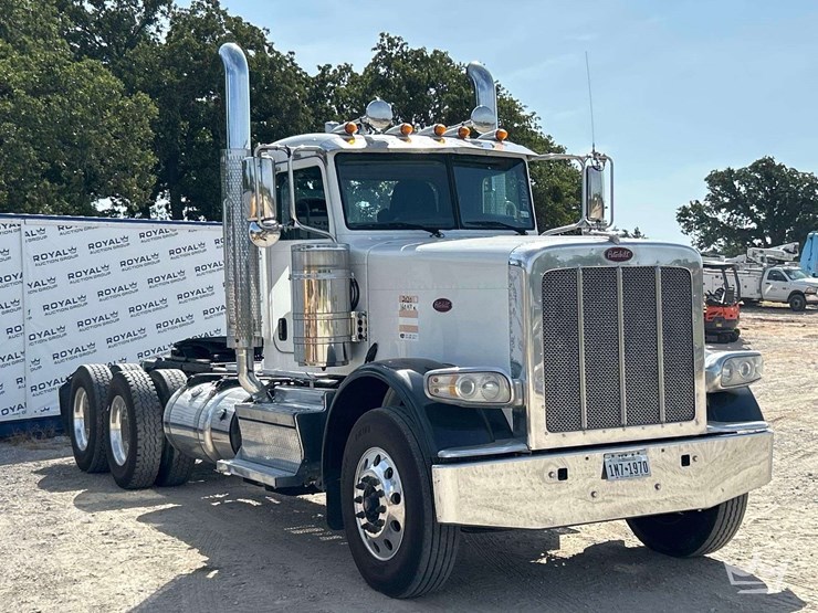 2020-peterbilt-389-image-2