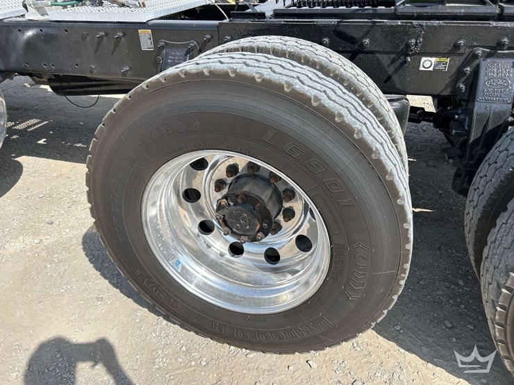 2020-peterbilt-389-image-30