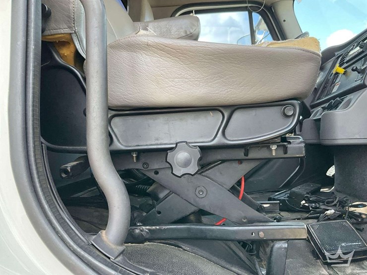 2016-freightliner-114sd-image-21