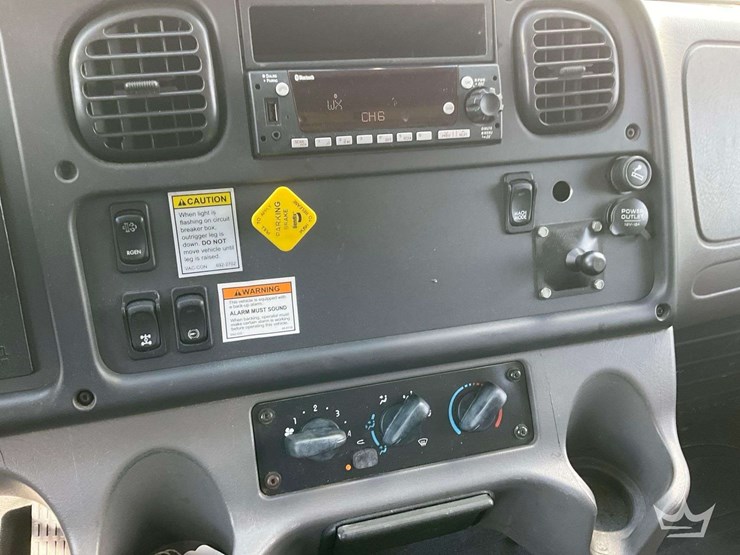 2016-freightliner-114sd-image-16