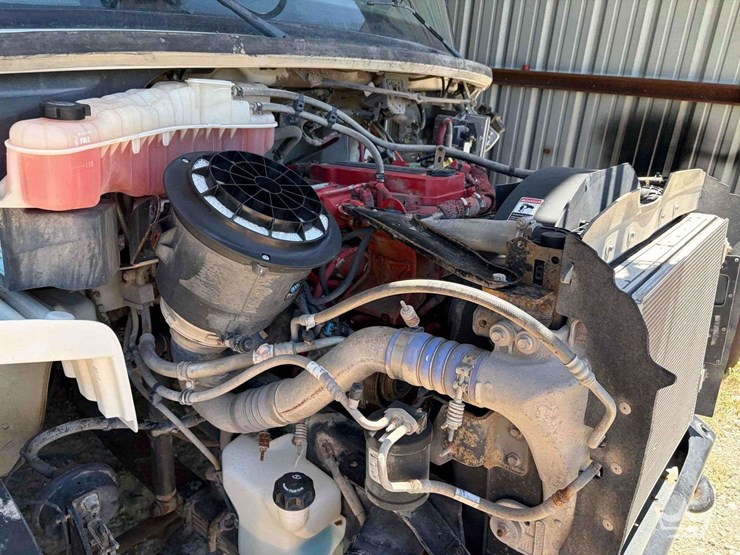 2016-freightliner-m2-106-image-5