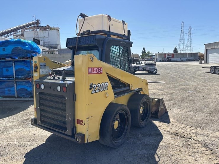 2018-yanmar-s220r-image-3