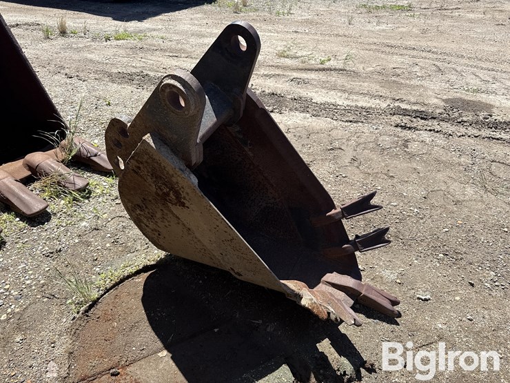 central-fabricators-430e-backhoe-frost-bucket-image-3
