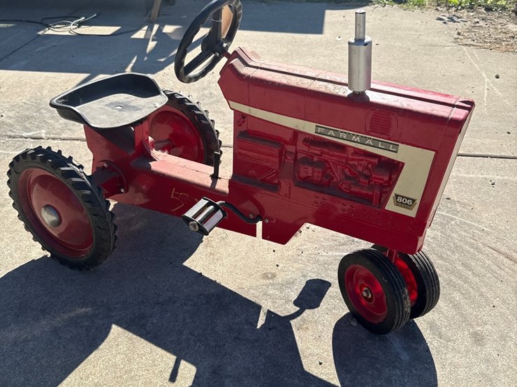 #57-•-farmall-806-diesel-pedal-tractor-image-3