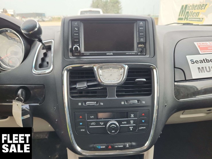 2015-chrysler-town-&-country-image-24