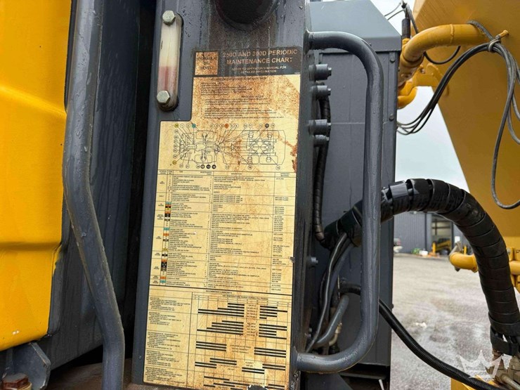 2013-deere-250d-image-8