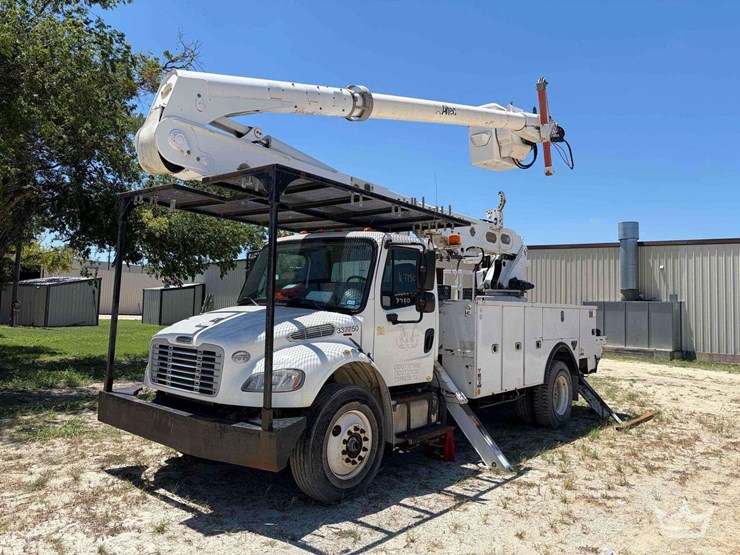 2017-freightliner-m2-106-image-1