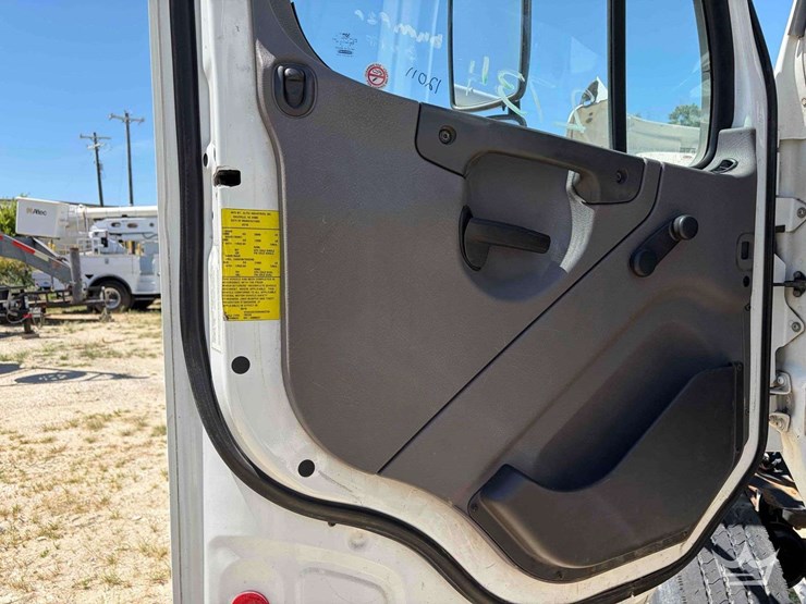 2017-freightliner-m2-106-image-11