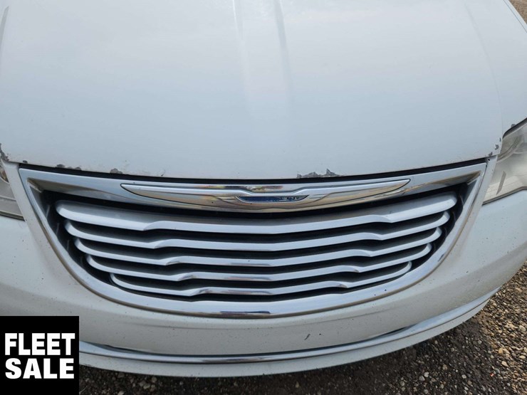 2016-chrysler-town-&-country-image-48