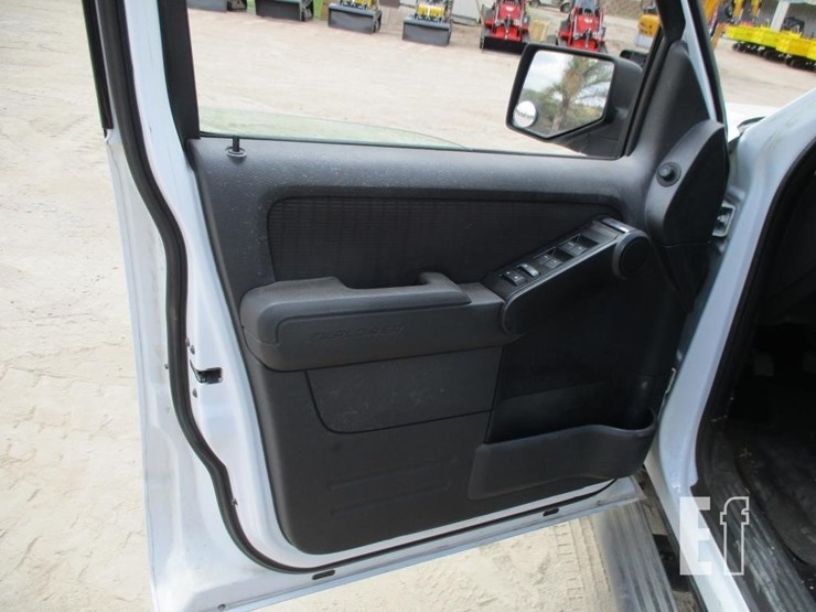 2010-ford-explorer-xlt-image-16