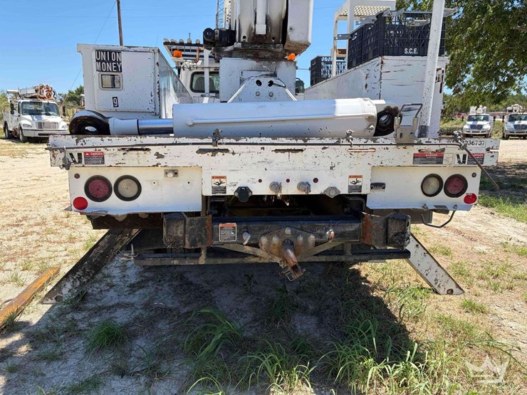 2017-freightliner-m2-106-image-15