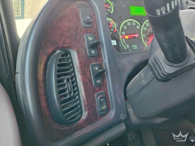 2014-freightliner-m2-106-image-59
