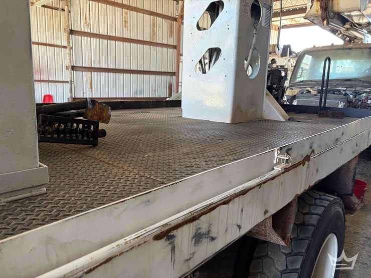 2014-freightliner-m2-106-image-14