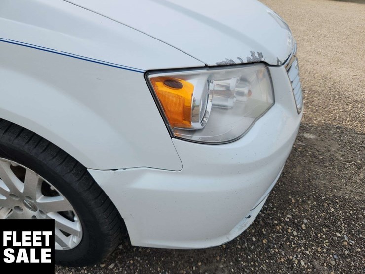2016-chrysler-town-&-country-image-45