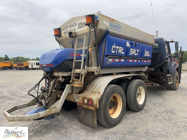 2010-freightliner-m2-106-image-5
