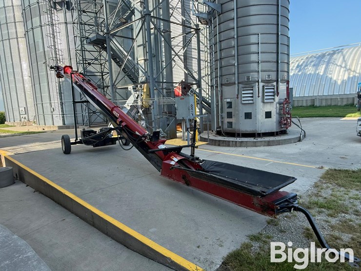 2022-universal-industries-1537-field-loader-self-propel-belt-conveyor-image-3